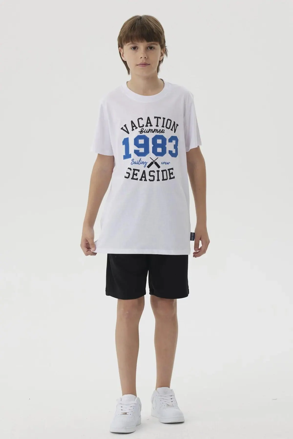 Polera Niño Letras Bordadas Blanco