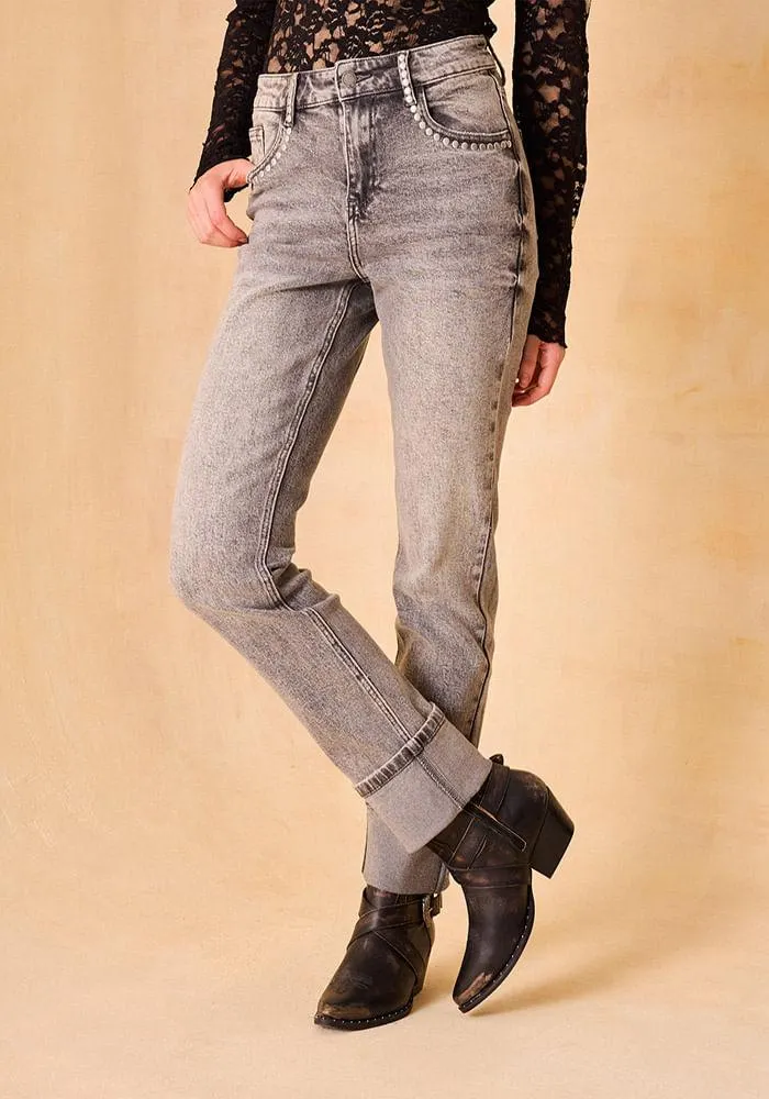 Jeans recto con aplicación de tachas