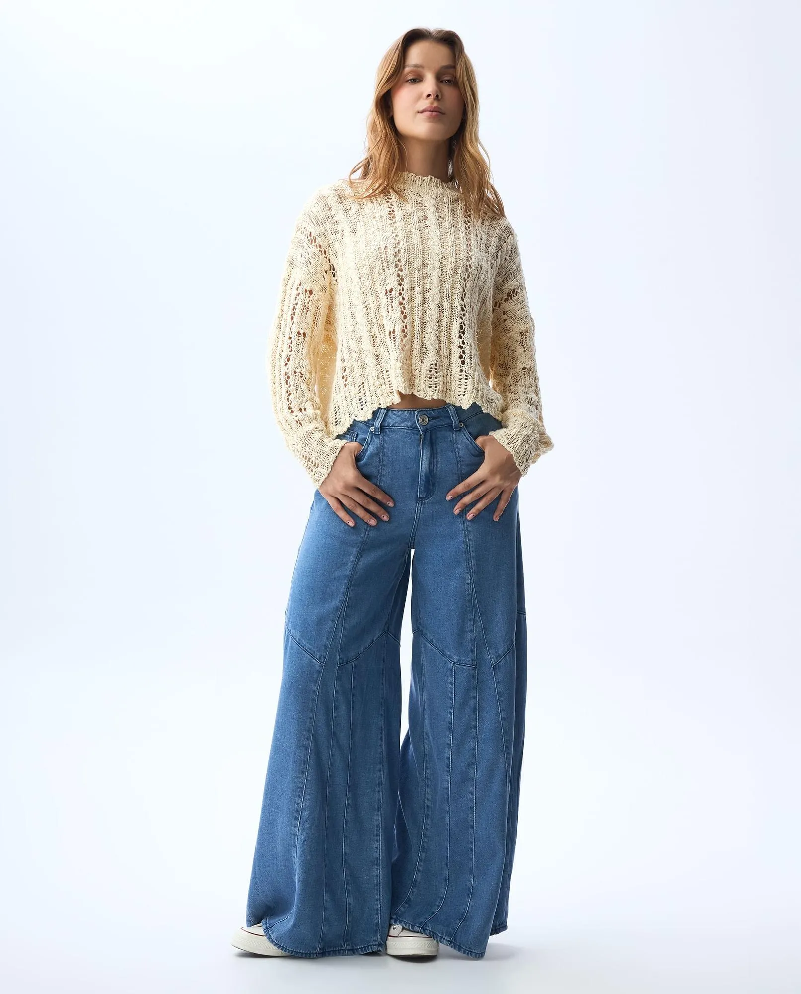 Jean Flare amplio con cortes para mujer