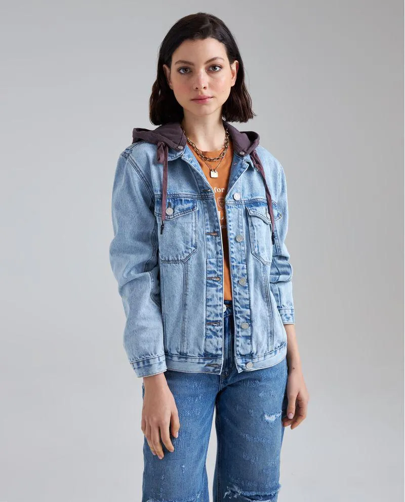 Chaqueta en denim con capucha para mujer