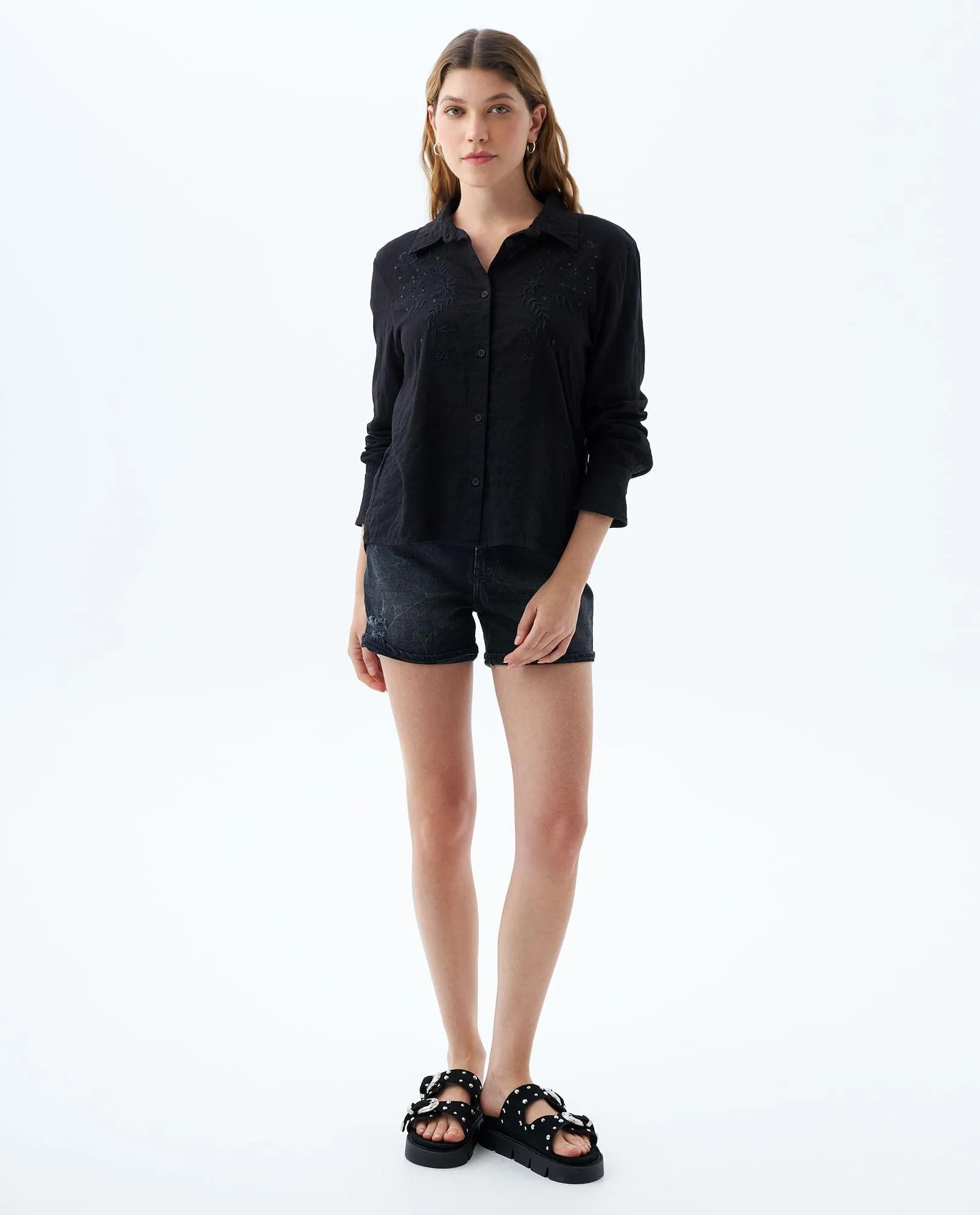 Camisa con detalles bordados y tela especial para mujer