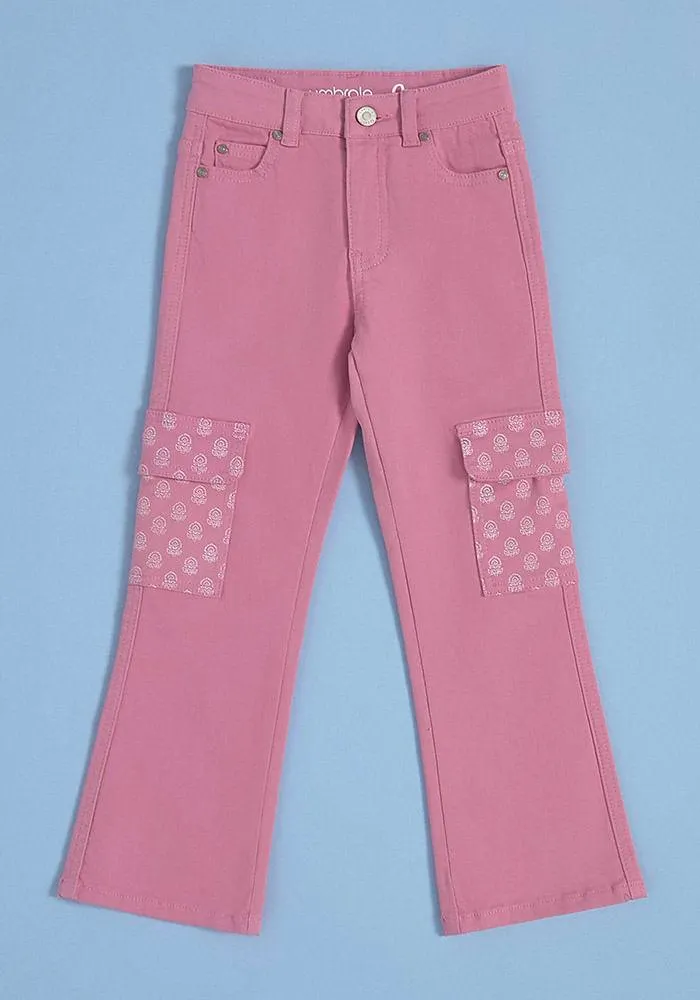 Pantalón Pantalón flare con bolsillos estampados