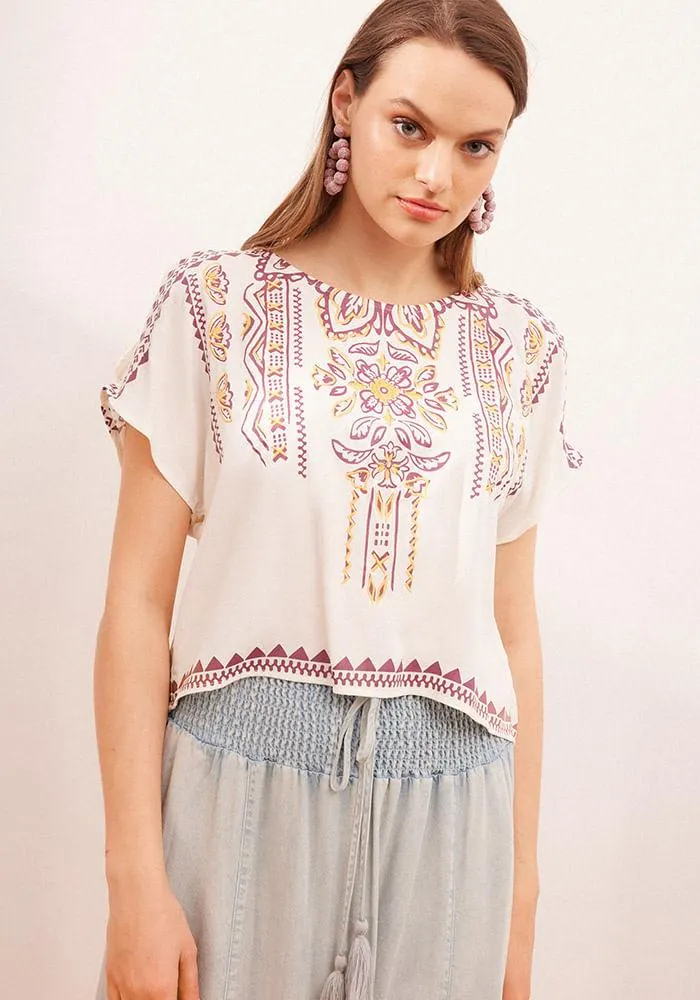 Blusa con estampado y bordado