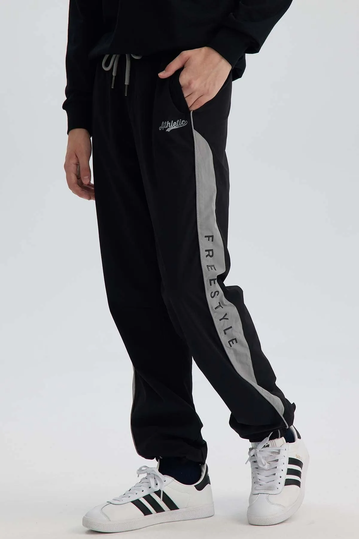 Pantalón Niño Jogger Con Cortes Negro