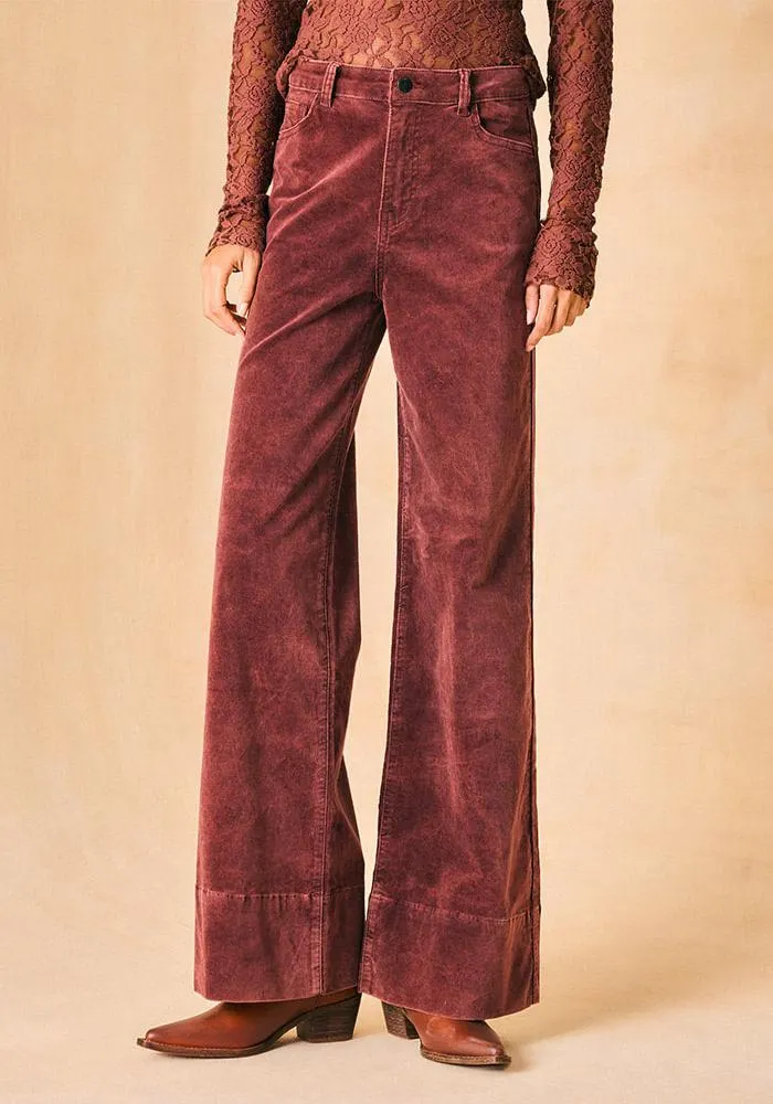 Pantalón prenda con proceso y textura aterciopelada