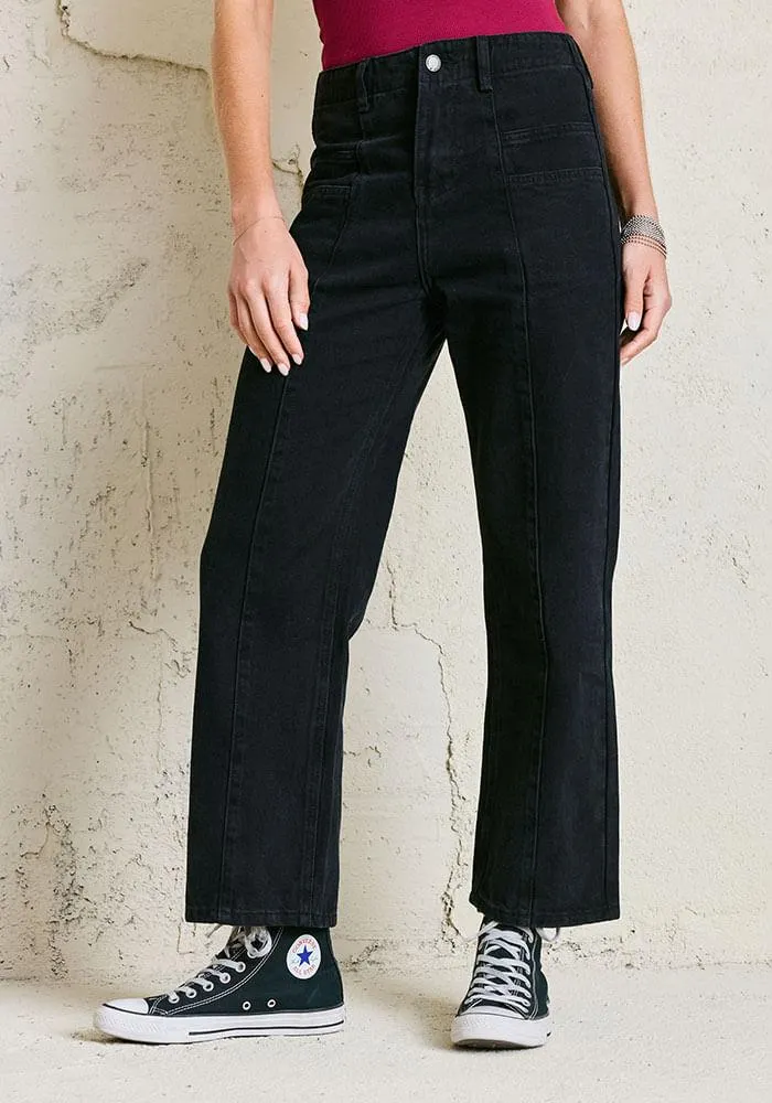 Jeans cortes y teñido en prenda look gastado