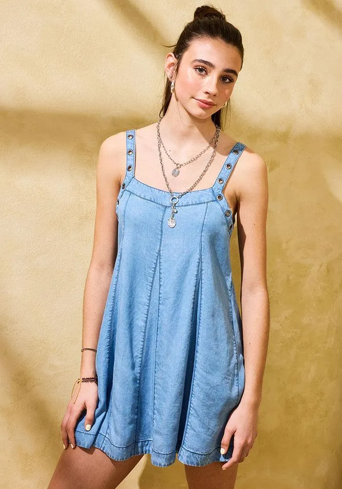 Vestido con ojetillos metálicos