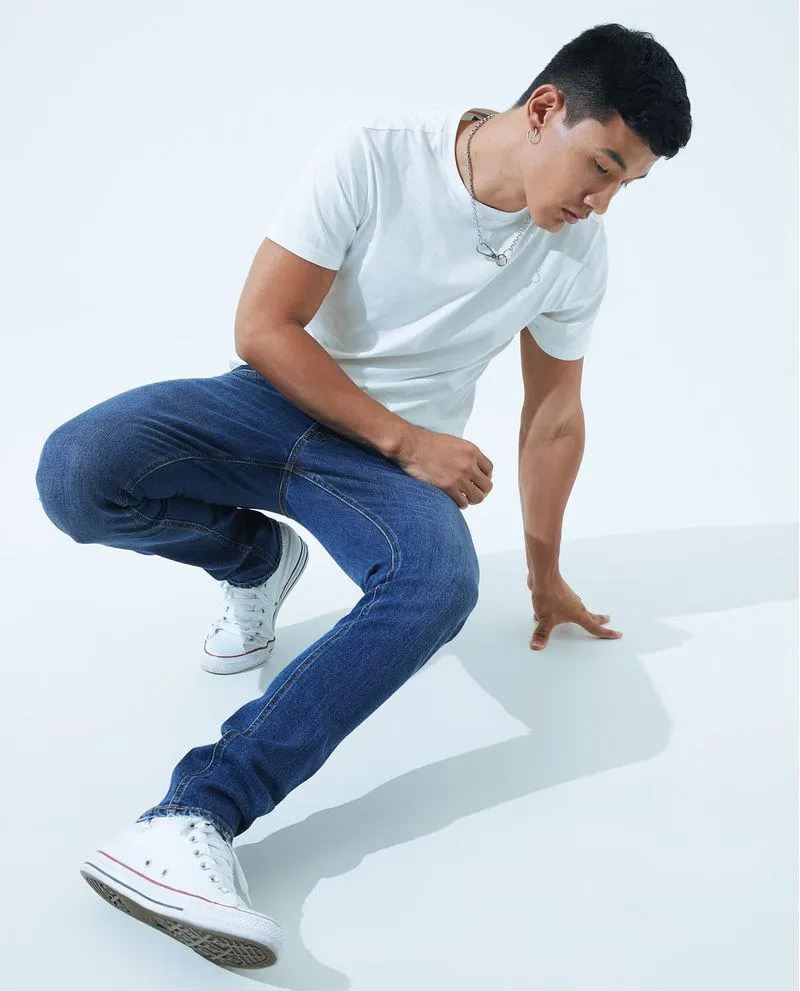 Jean Tapered fit tono medio para hombre