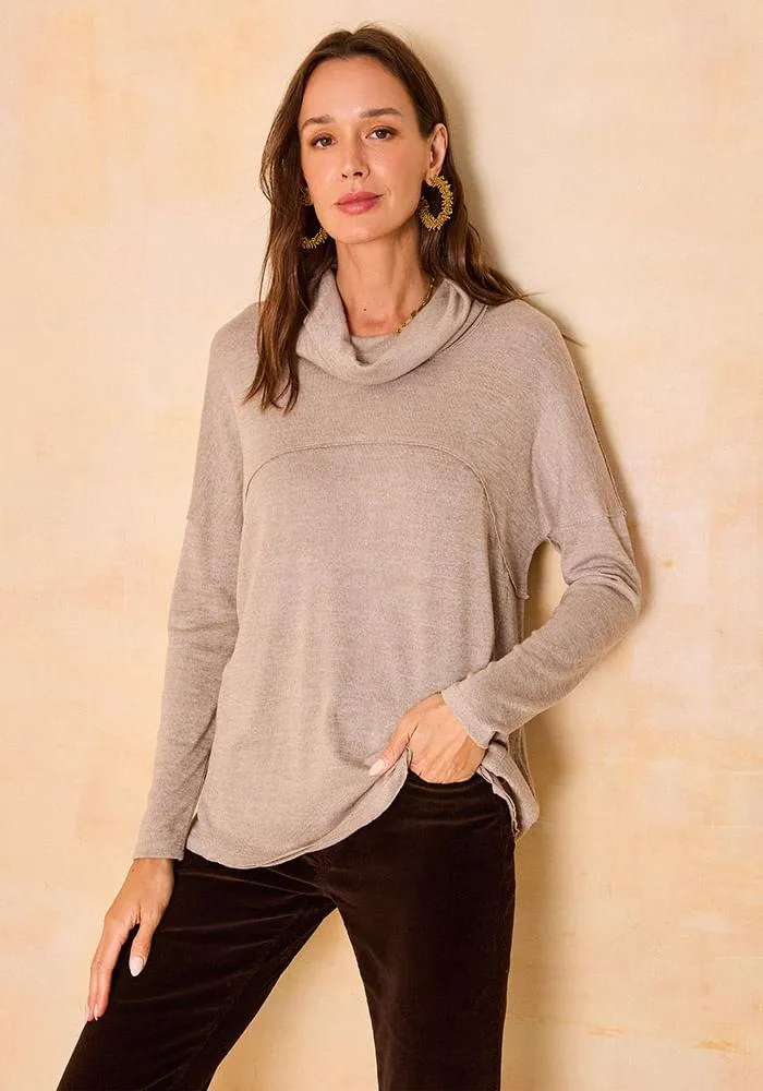 Polera Holgada Con Corte En Delantero