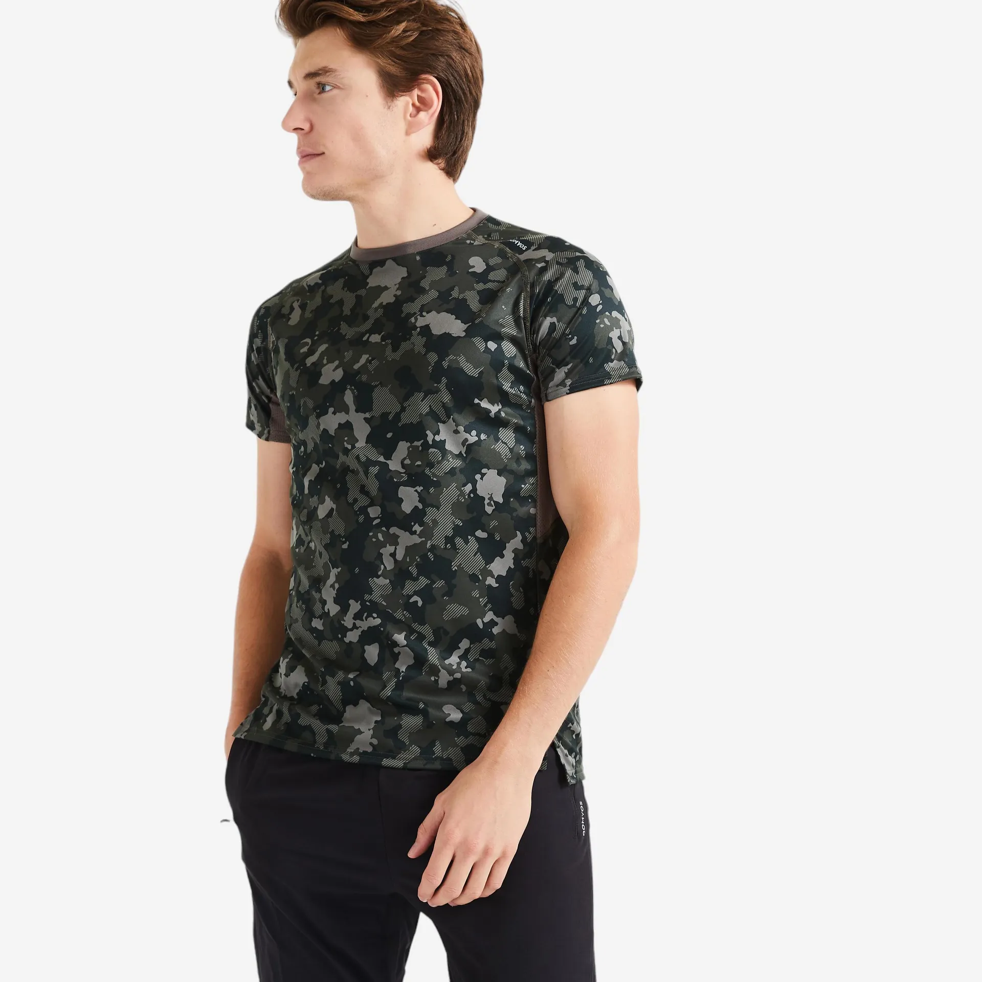 POLERA FITNESS ESSENTIAL HOMBRE CAMUFLAGE CAQUI TRANSPIRABLE CUELLO REDONDO