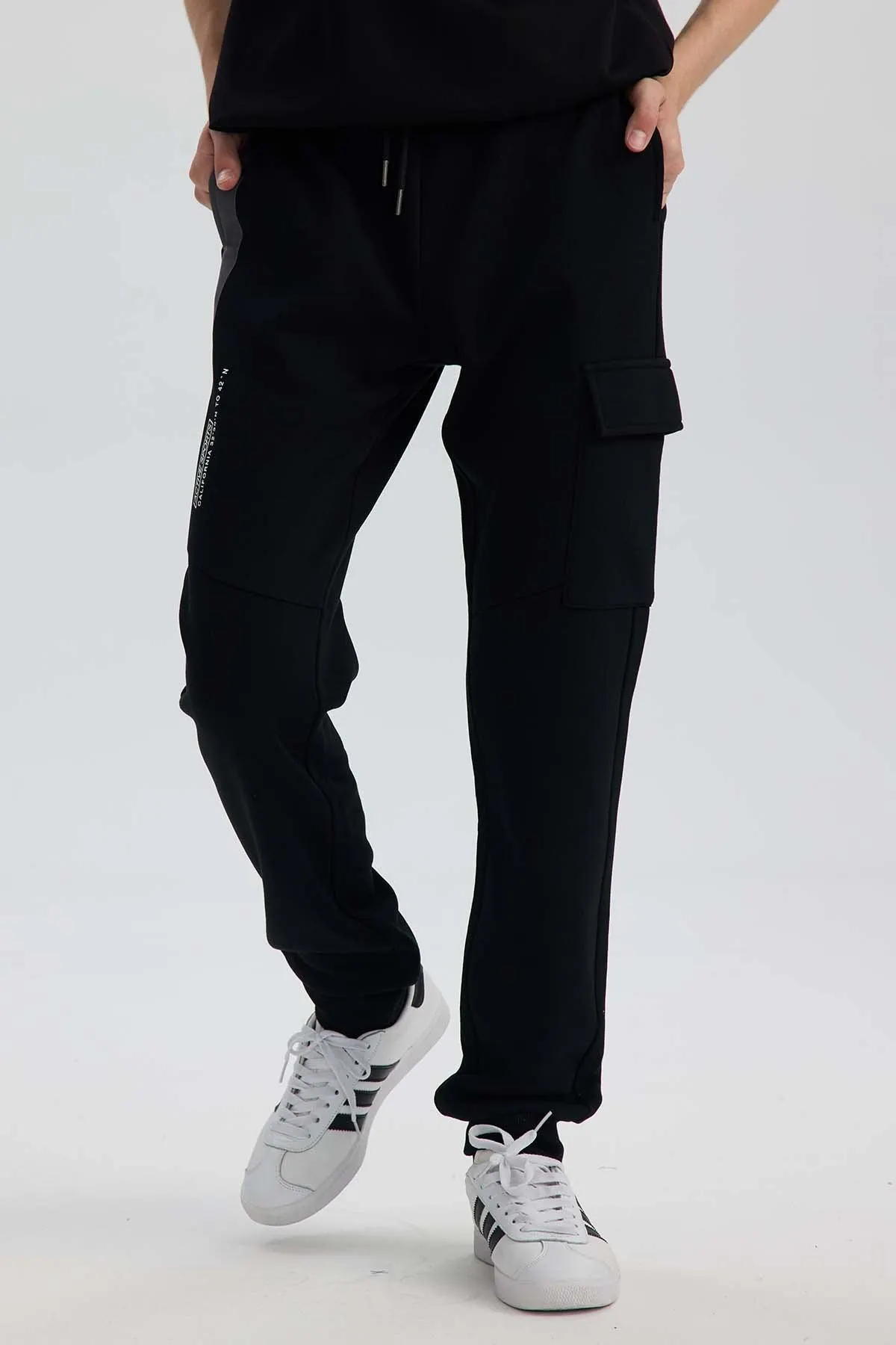 Pantalón Buzo Niño Cortes Bolsillo Negro