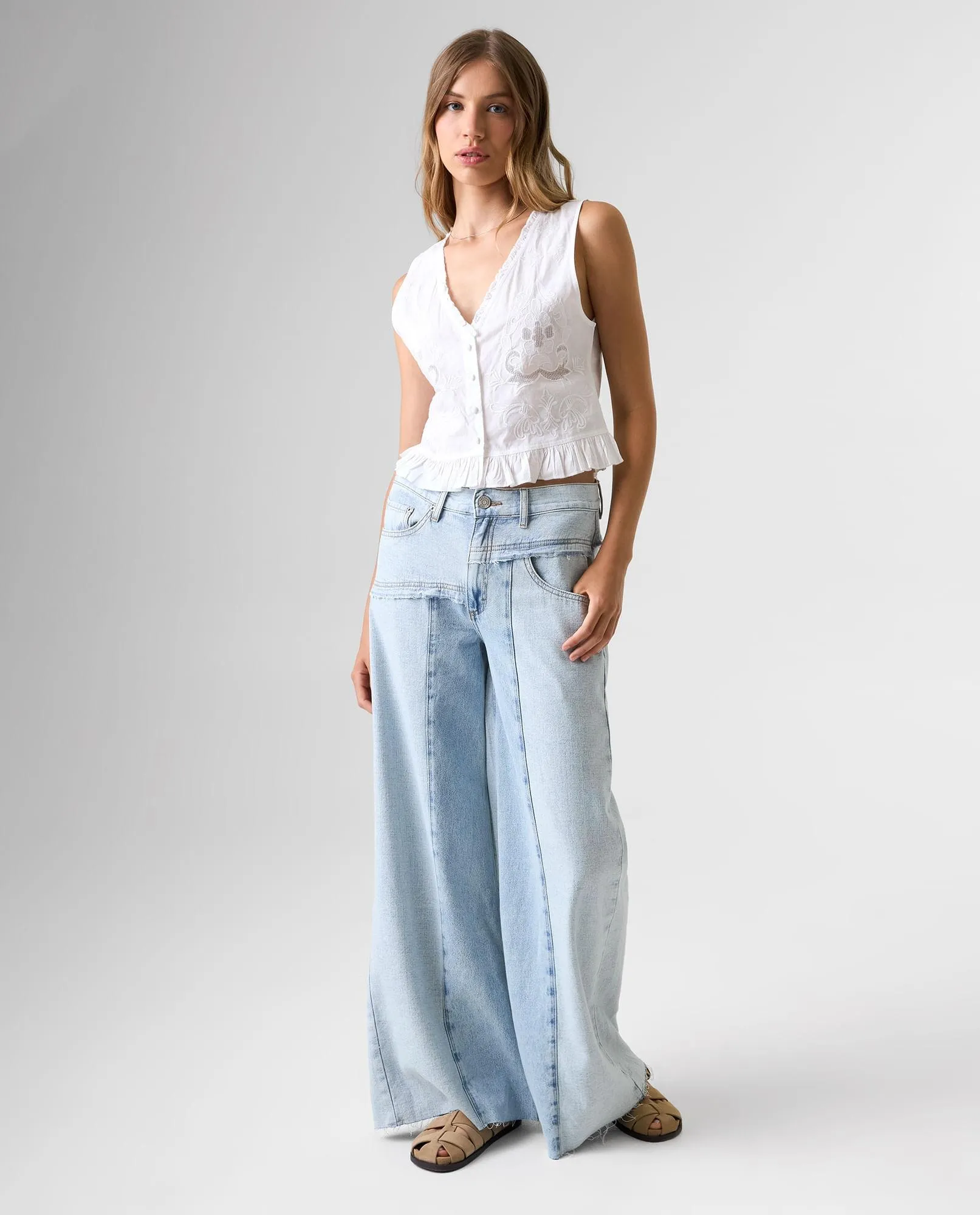Jean Wide Leg con cortes desiguales para mujer