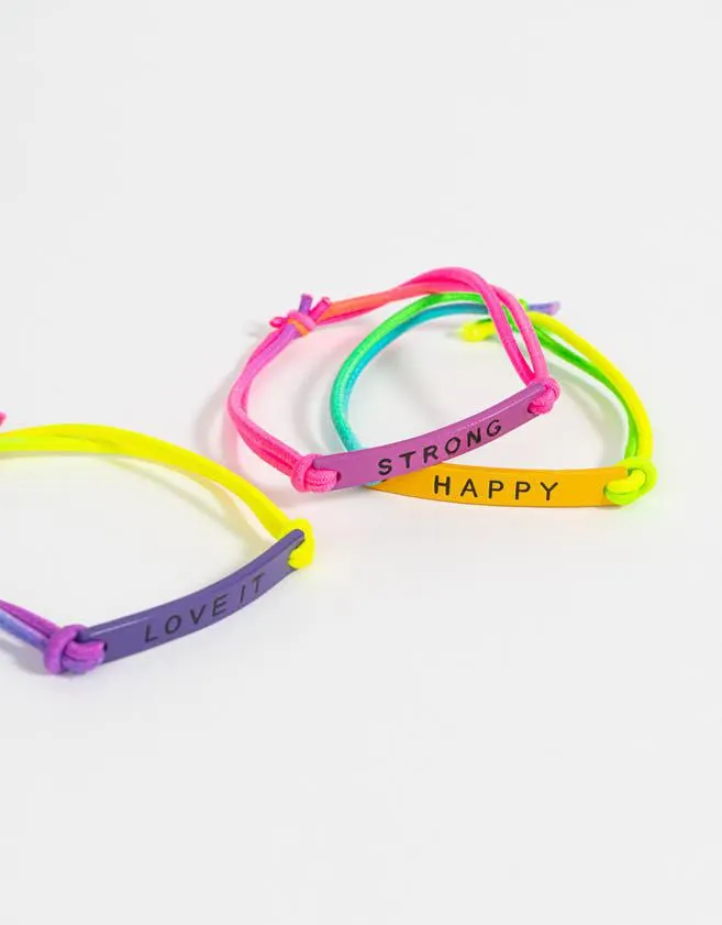 Set de pulseras con chapita