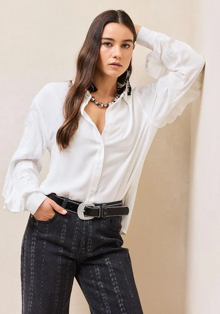 Blusa bordado al tono en espalda y mangas