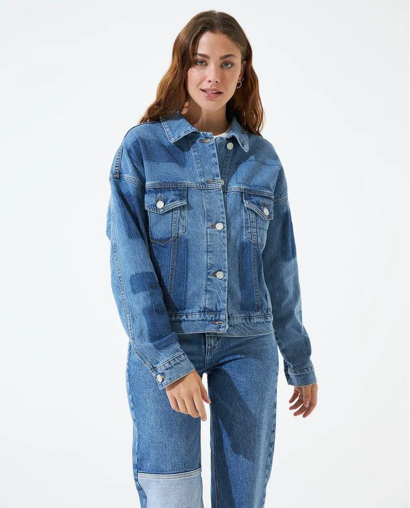 Chaqueta en tono claro con bolsillos para mujer