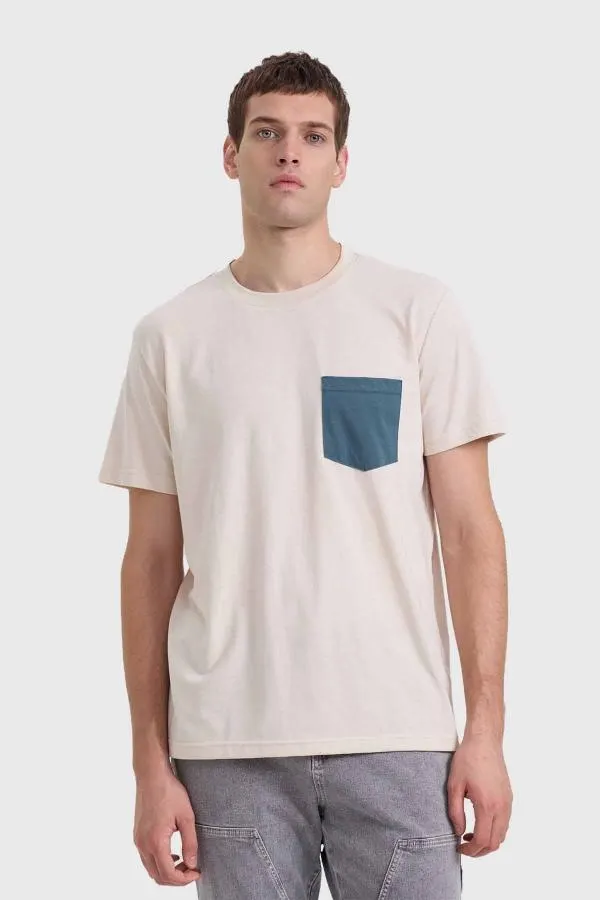 Polera hombre con bolsillo beige / verde