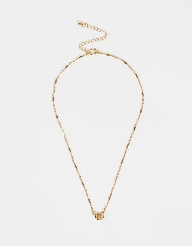 Cadena con dije bañada en oro