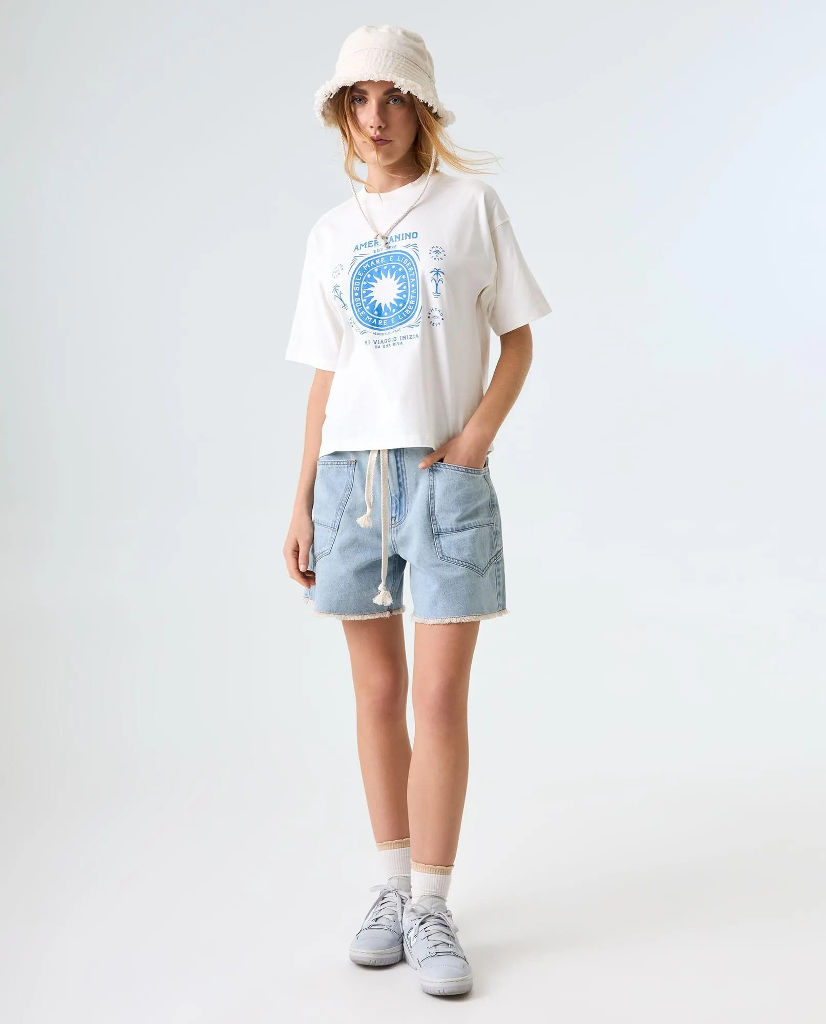 Camiseta estampada con costuras expuestas para mujer