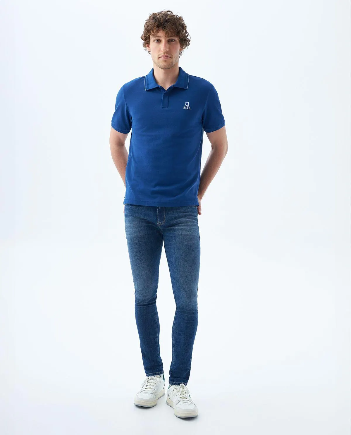 Polo con aplique en punto corazón para hombre