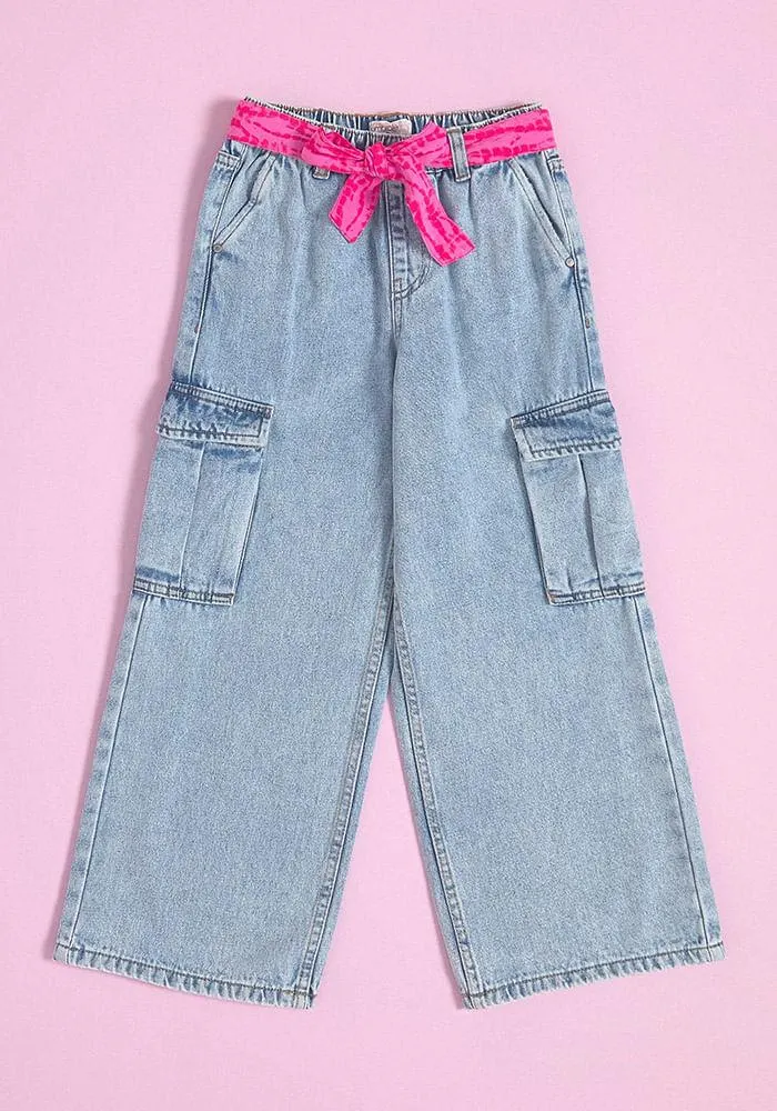 Jeans wide leg cargo con cinturón estampado