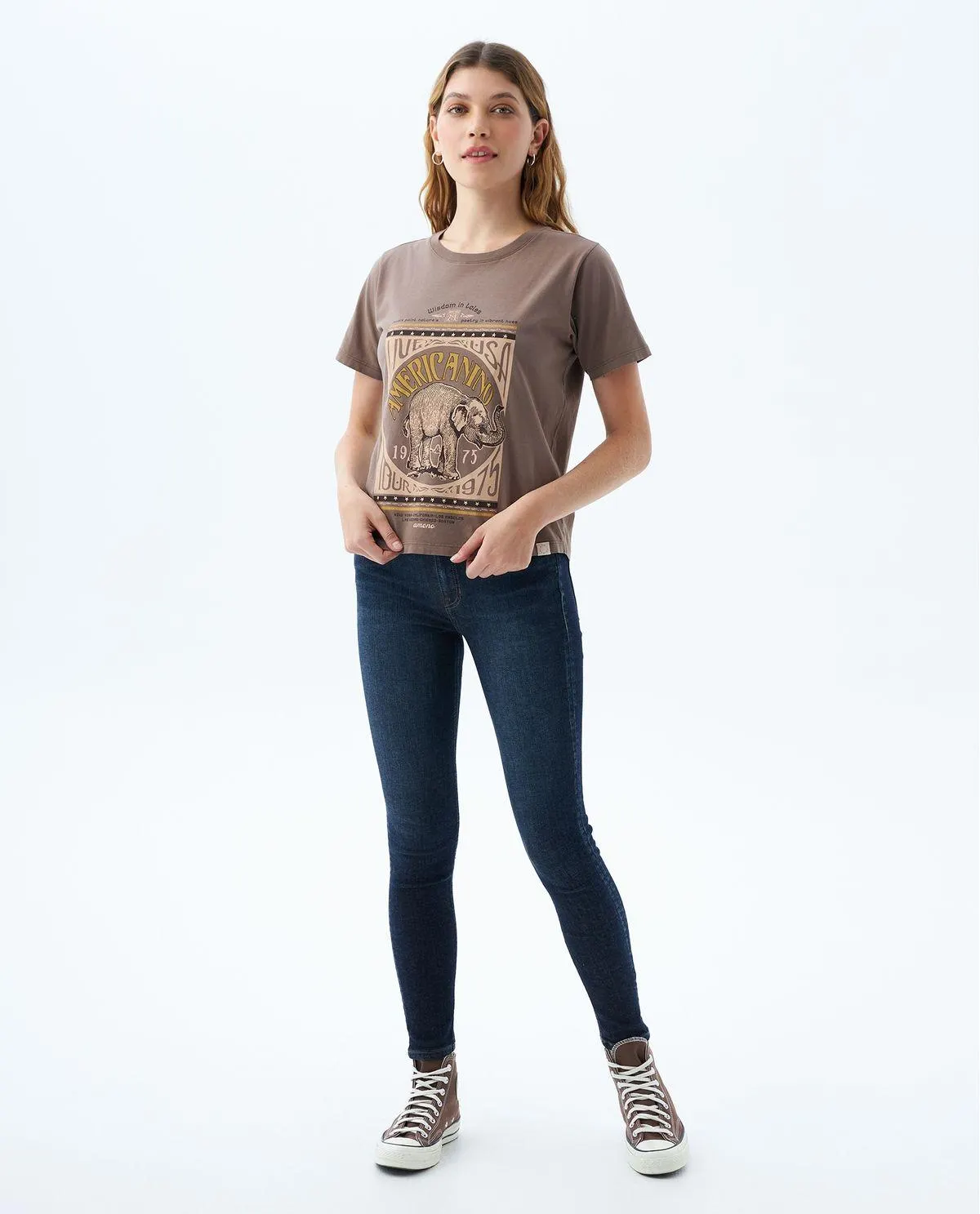 Camiseta con estampado y bordado frontal para mujer