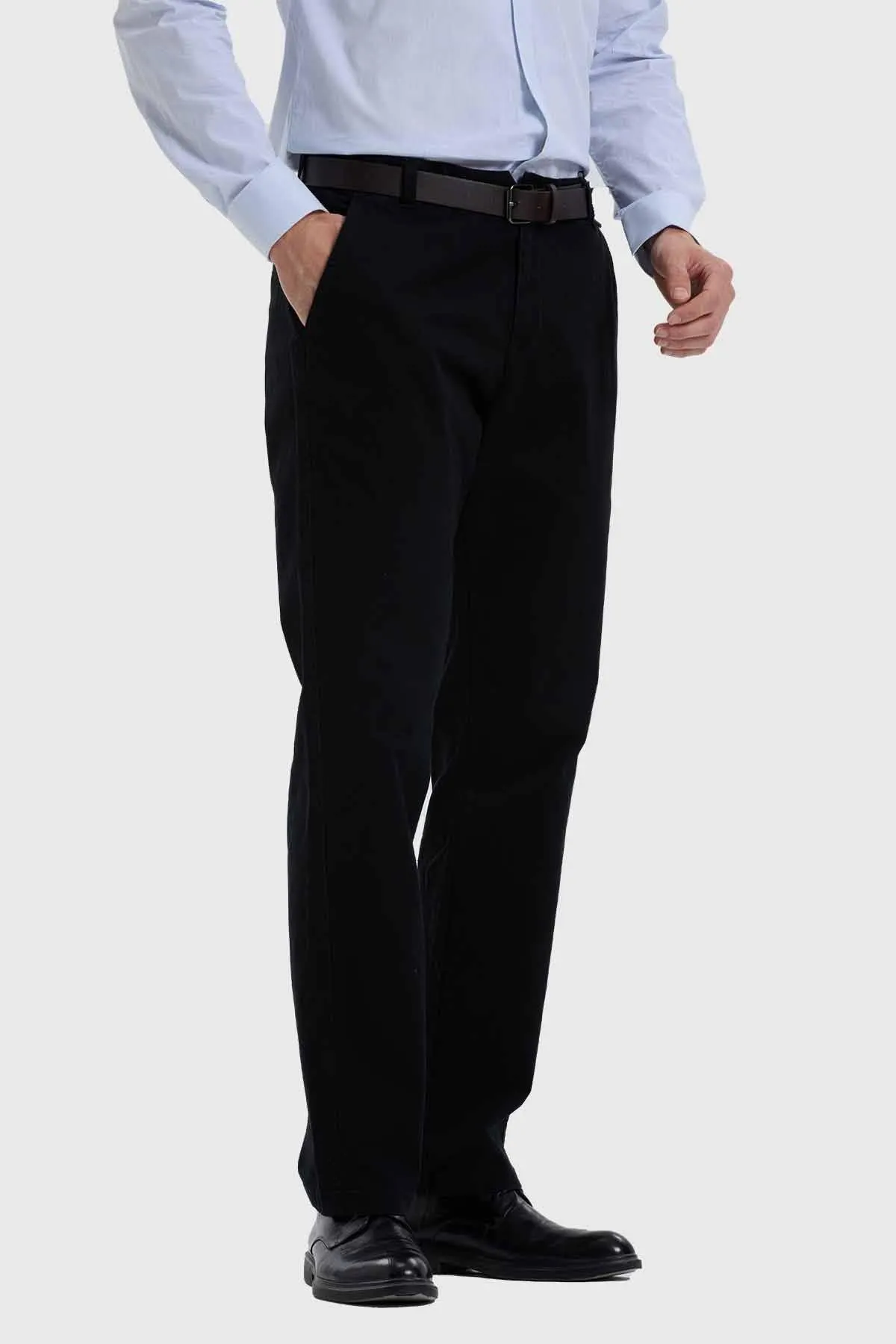 Pantalón Hombre Modelo Chino Cinturón Negro