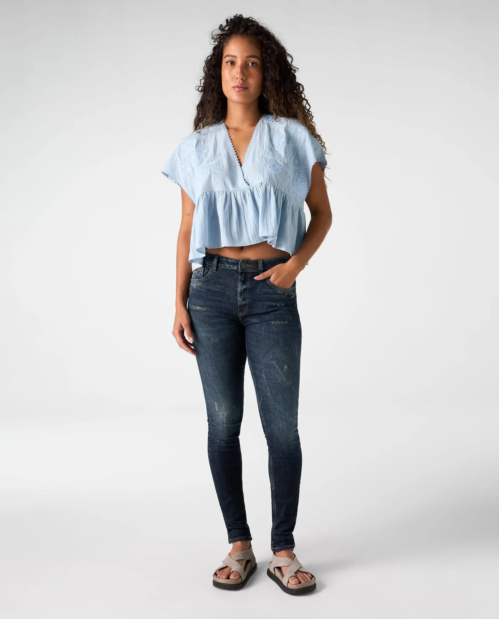 Jean Jegging tono oscuro con rotos para mujer