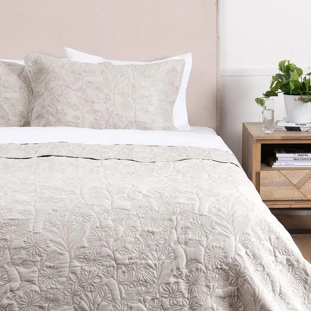 Cubrecama Quilt Bordado Clara King Beige