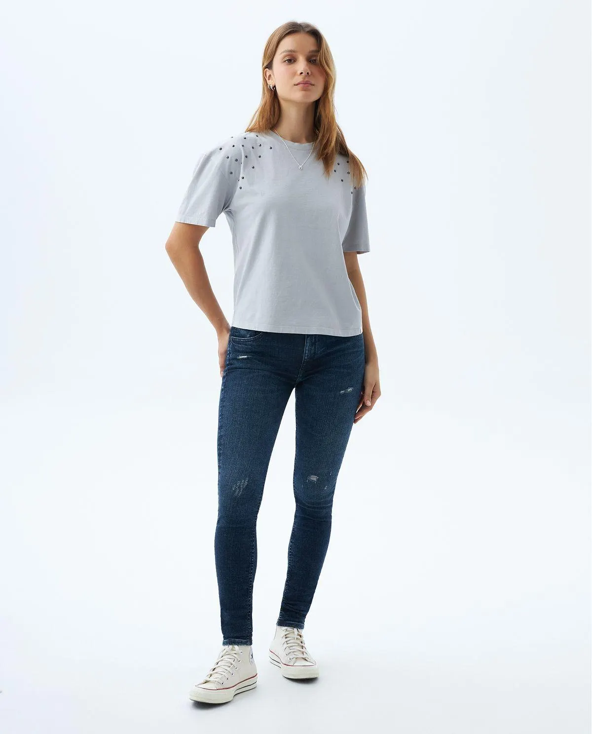 Camiseta con tela de brillo y taches para mujer