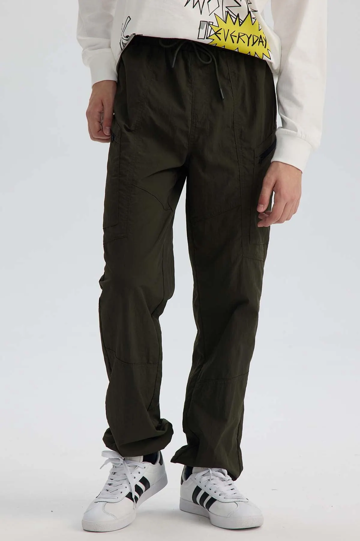 Pantalón Niño Jogger Con Cortes Verde Militar