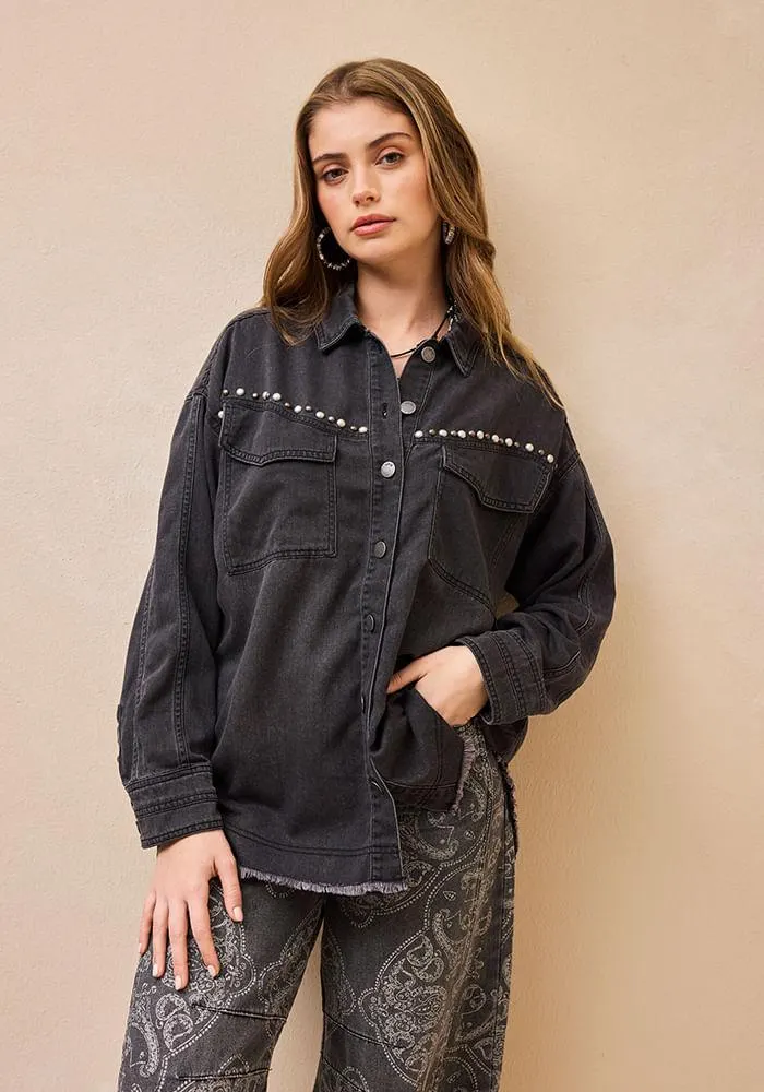 Blusa con aplicación de tachas