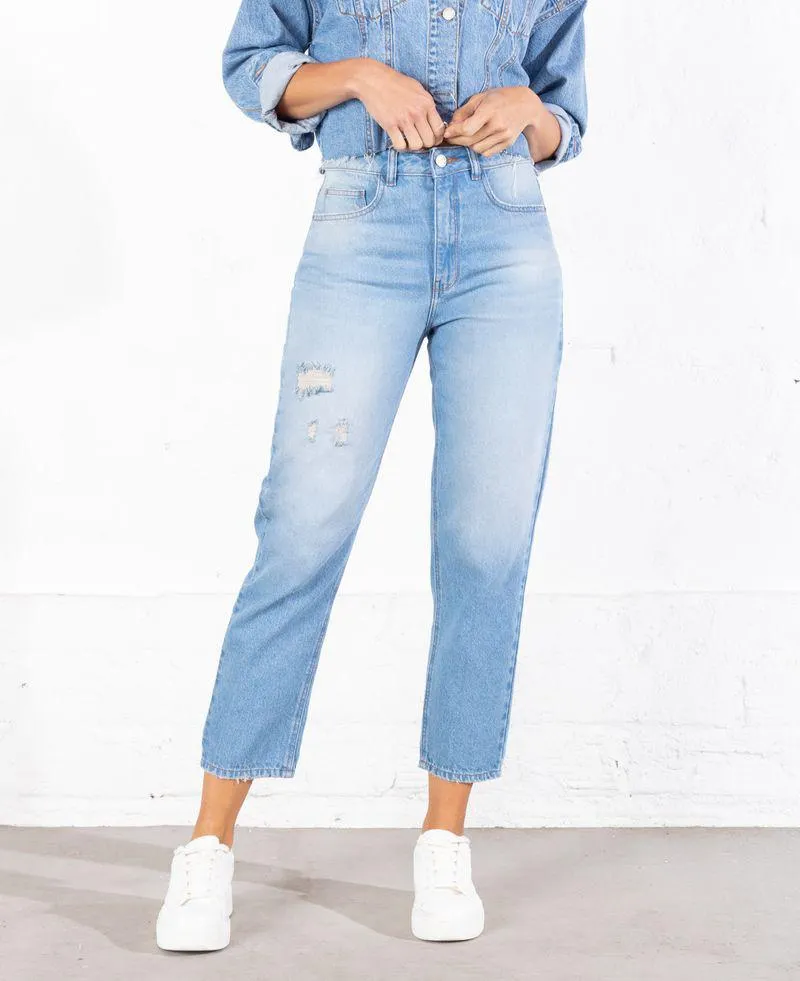 Jean recto claro con desgastes