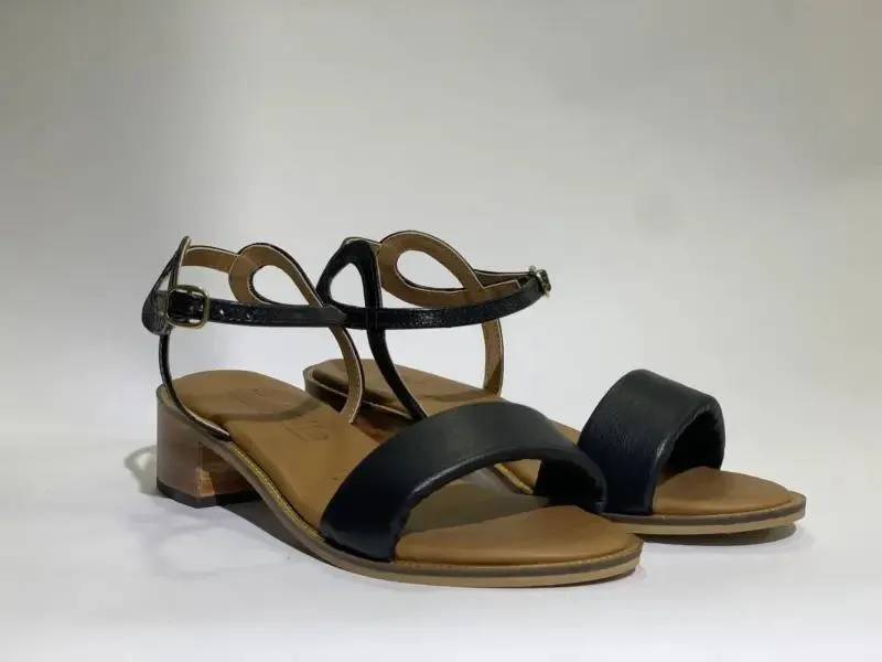 Sandalia plana en cuero