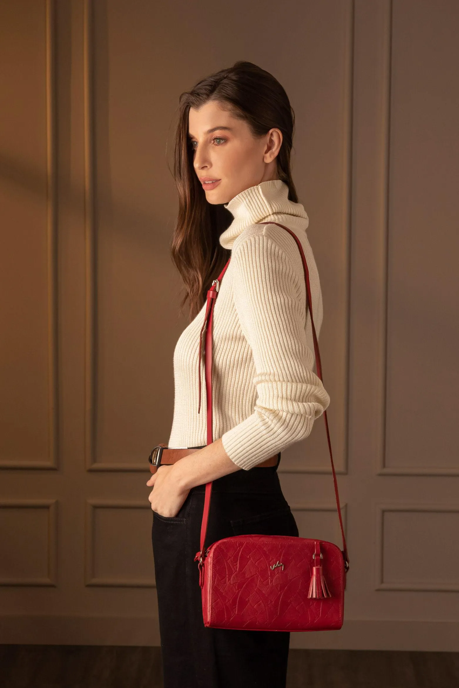 Manos libres verona de cuero para mujer grabado placa palmera