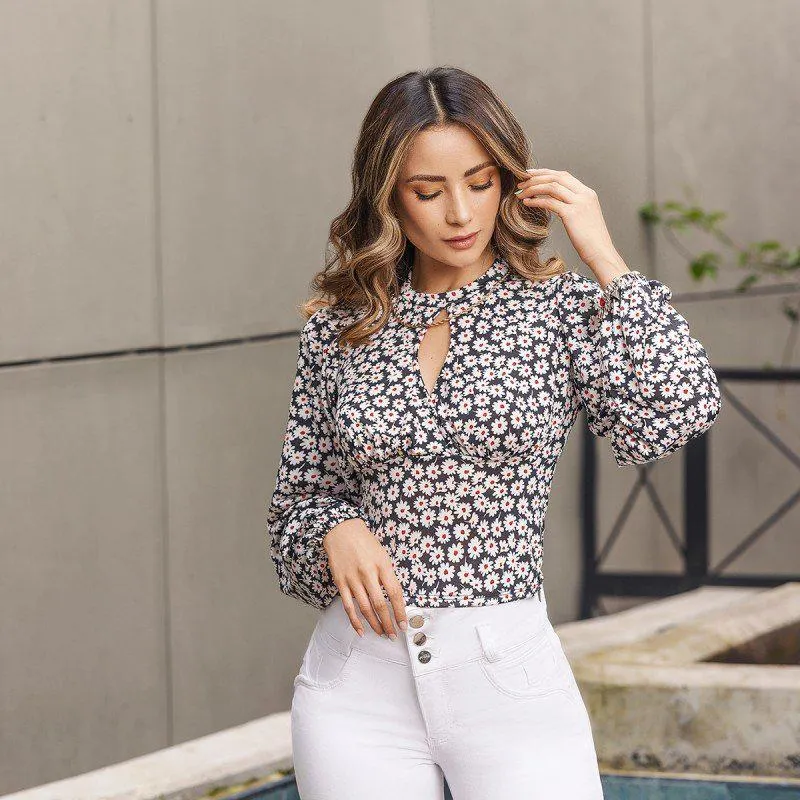 Blusa Cuello Alto Con Escote En Gota, Fajon En Cintura Que La Stiliza