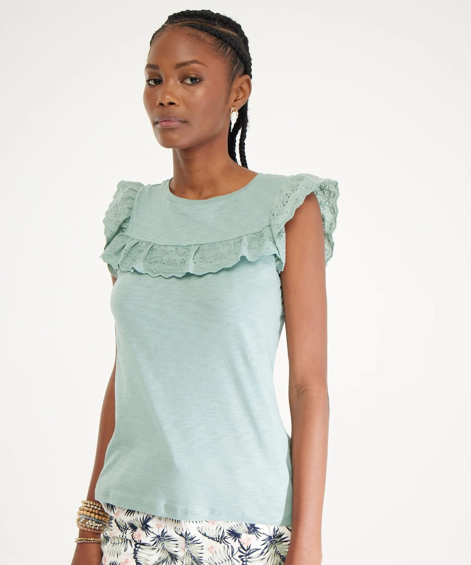 Camiseta Cuello Redondo Manga Corta Con Letin Y Bolero En Frente