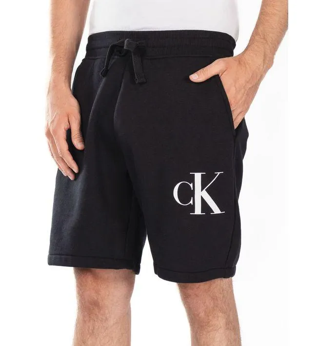 Pantalón Negro Corto Con El Logo En Lateral