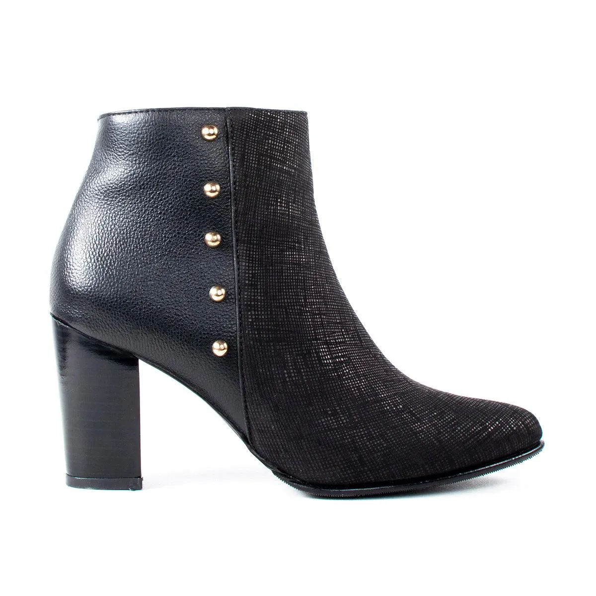 Botín de cuero color negro con taches laterales, para dama