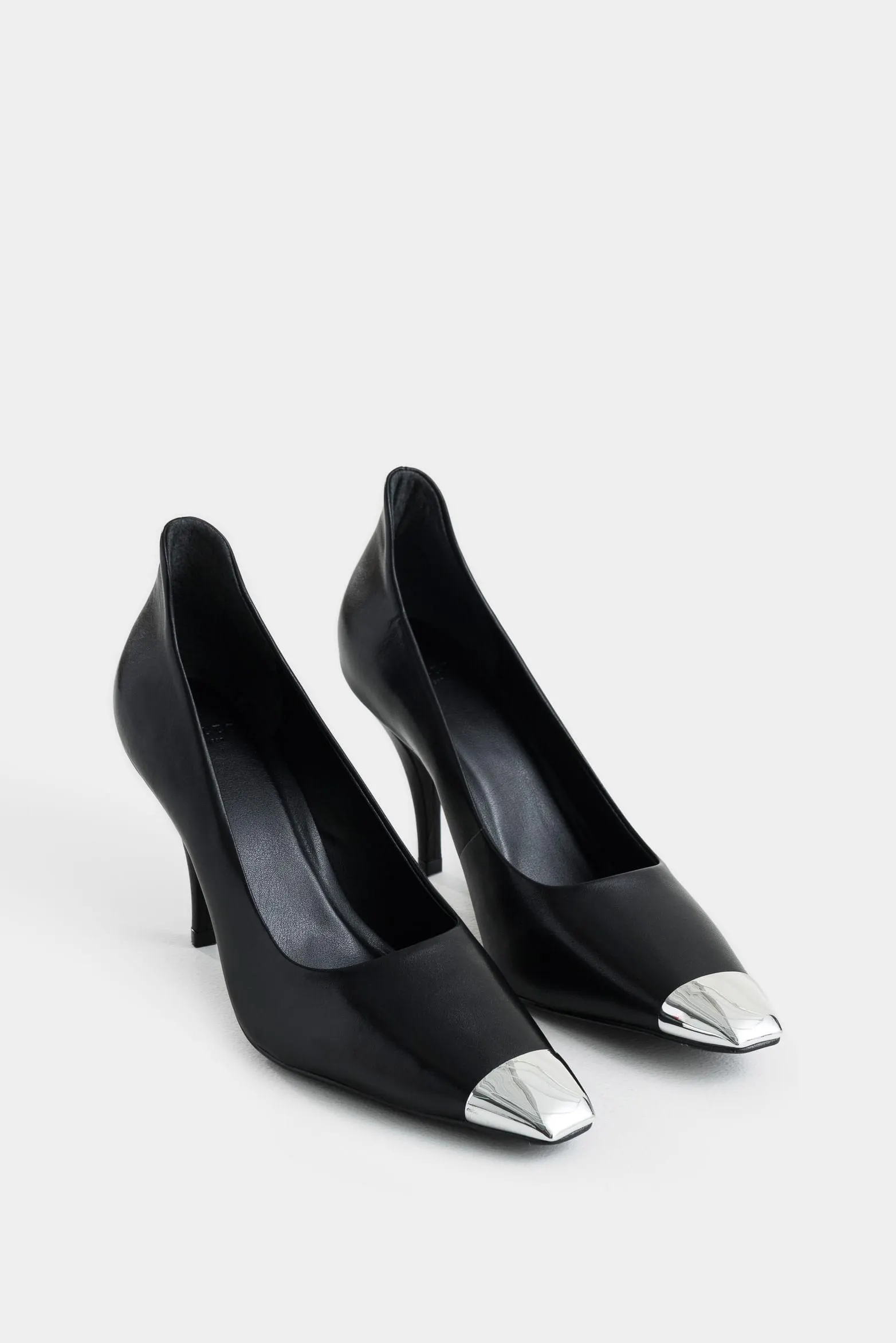 Tacones cerrados iris de cuero para mujer puntera metálica