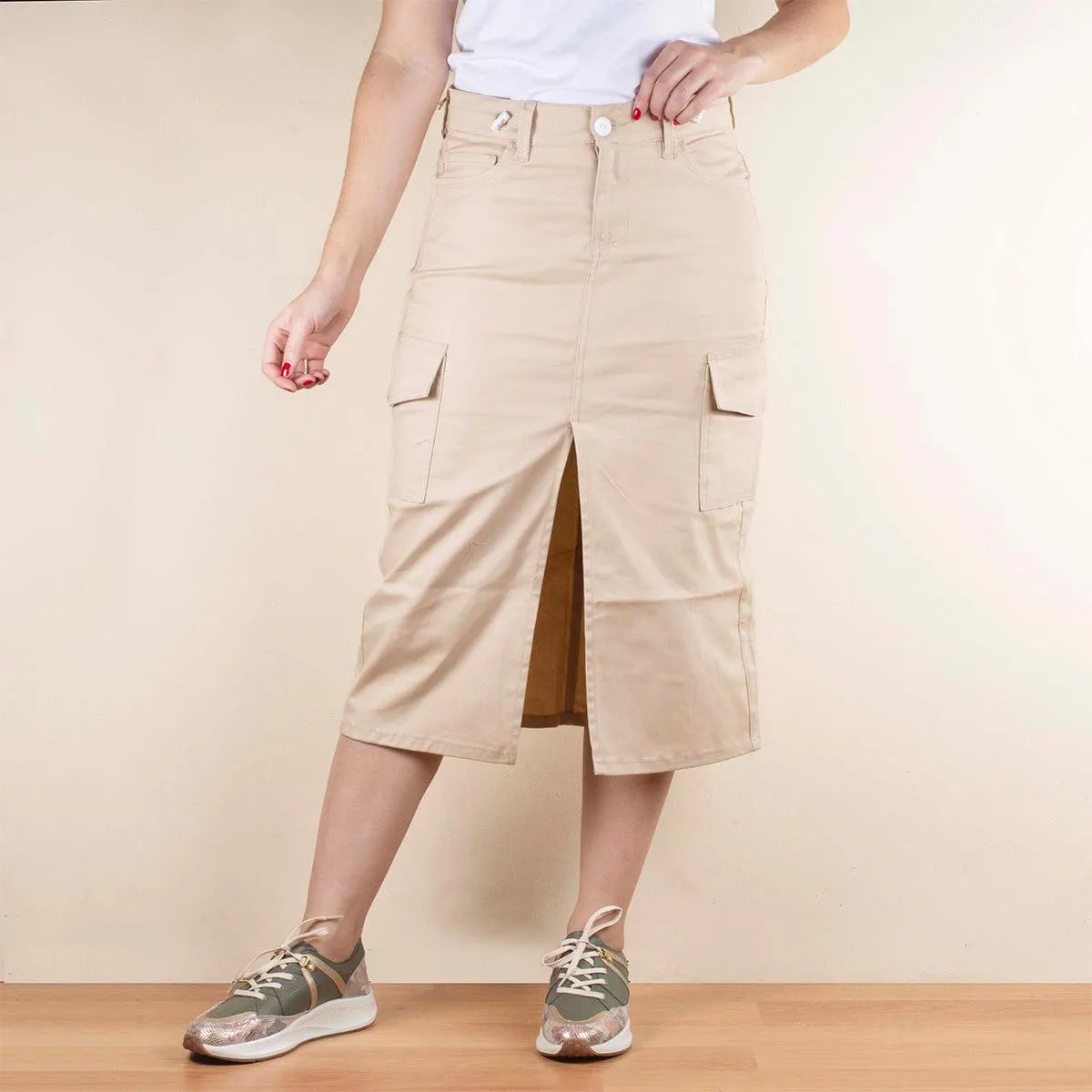 Falda larga tipo cargo color beige con abertura frontal