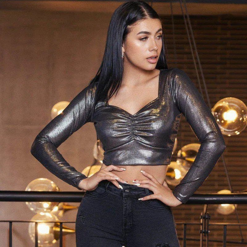 Blusa licrada en tela brillante, manga larga, silueta ajustada
