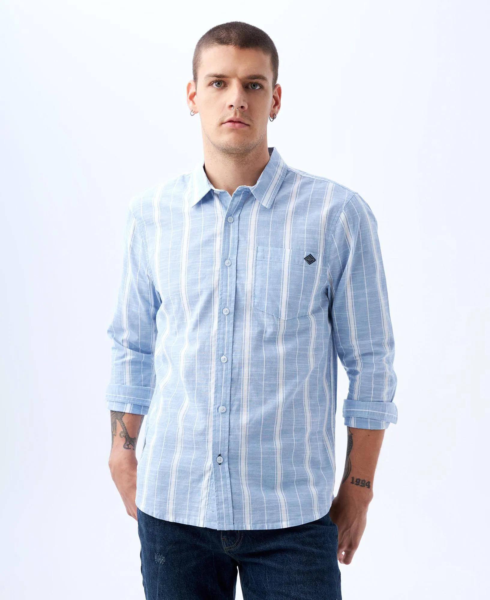 Camisa con diseño a rayas para hombre