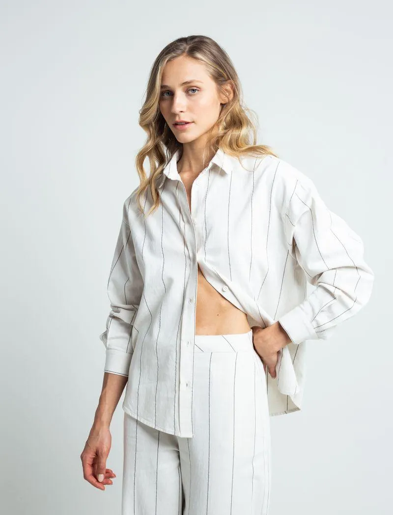 Camisa con diseño a rayas