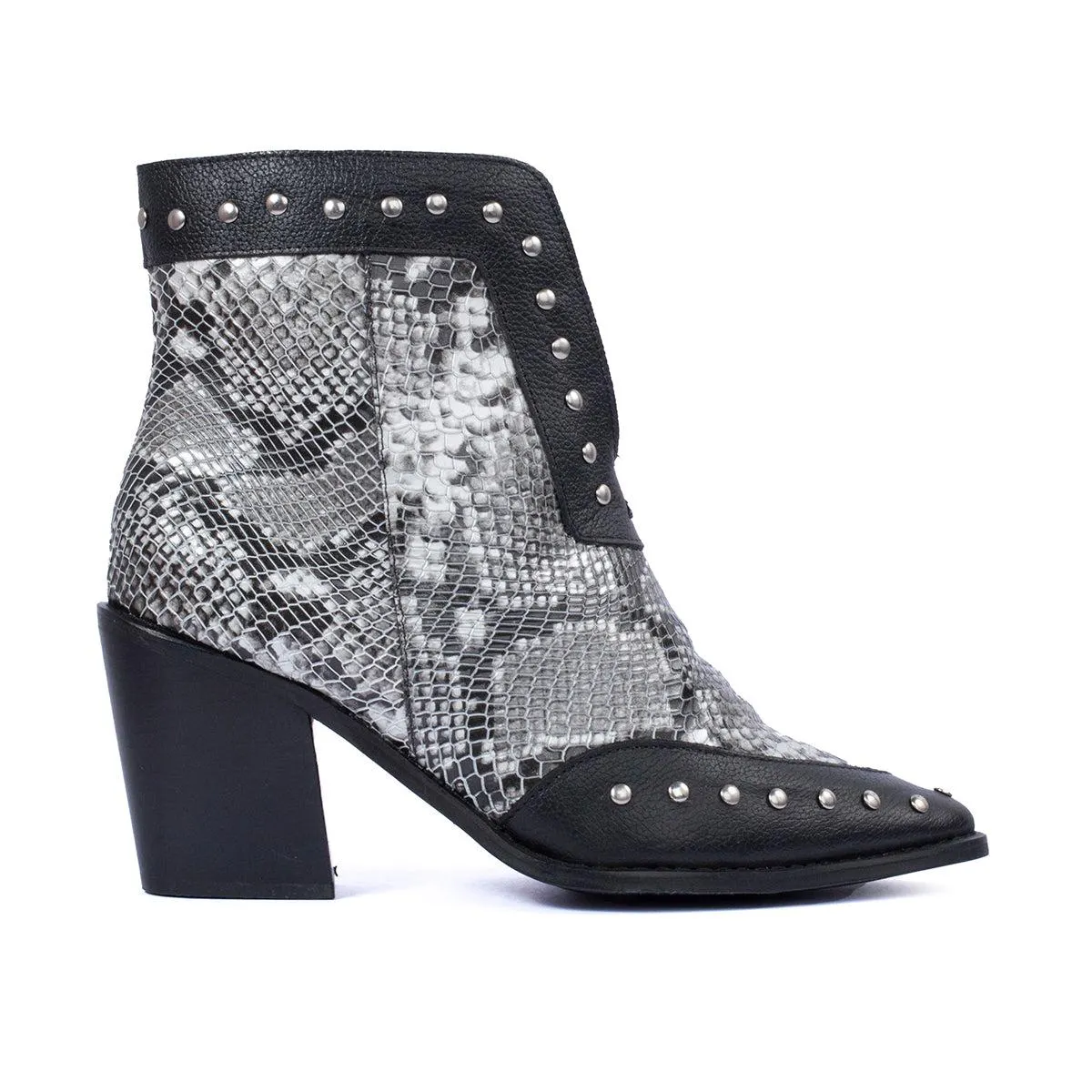 Botas en cuero color negro con textura pitón y taches