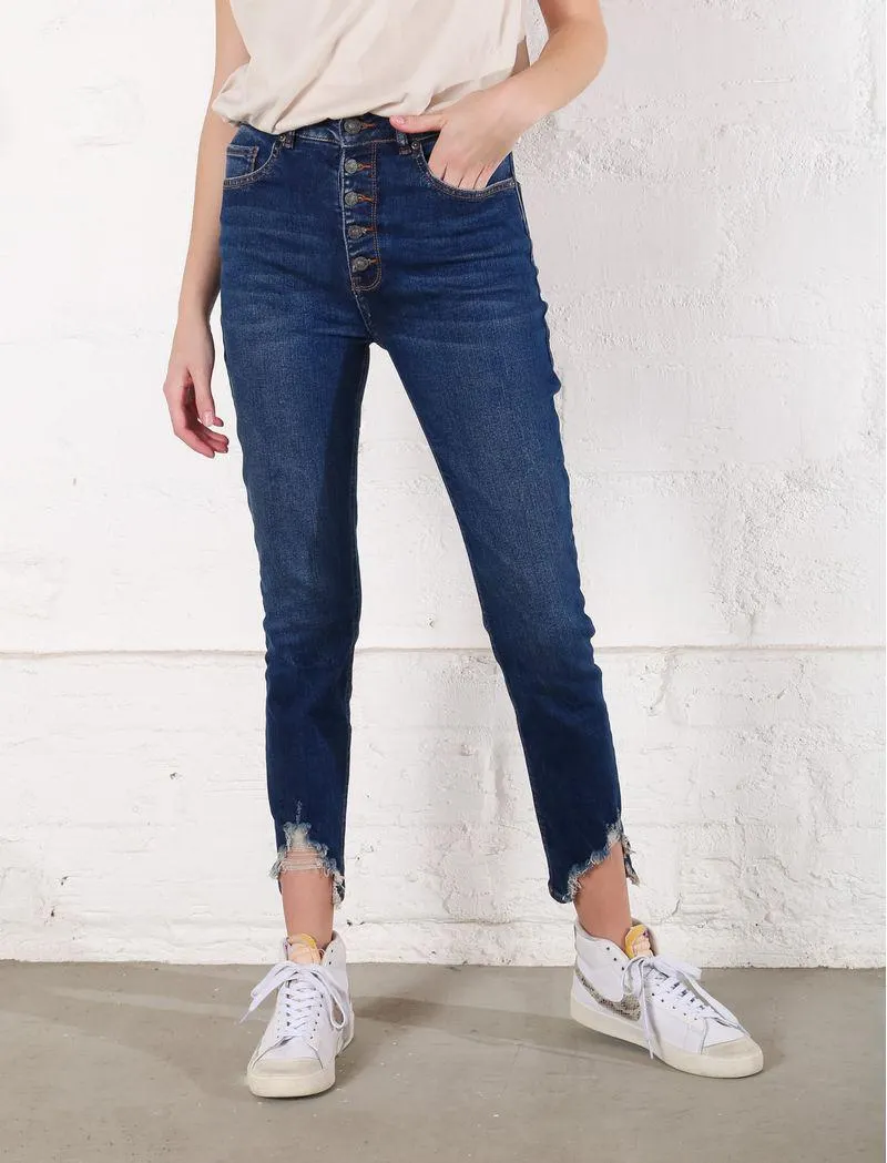 Jean de tiro alto con botones expuestos