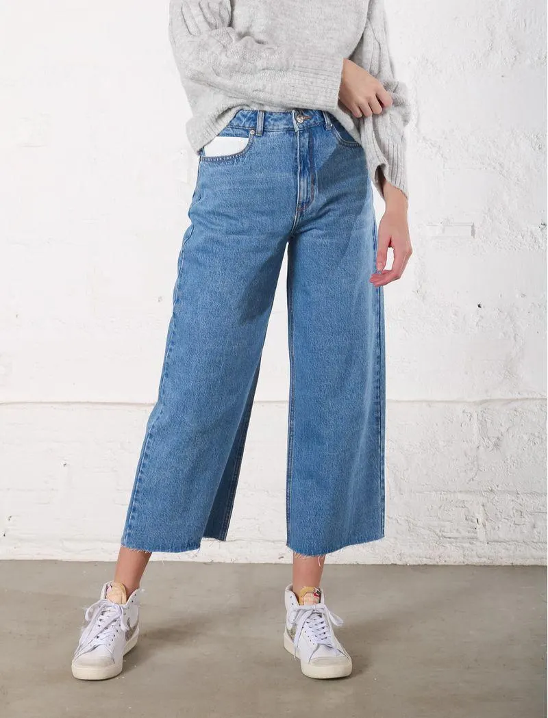 Jean amplio con bota ancha