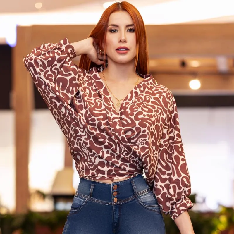 BLUSA SILUETA AMPLIA, CRUZADA, MANGA LARGA ESTAMPADA
