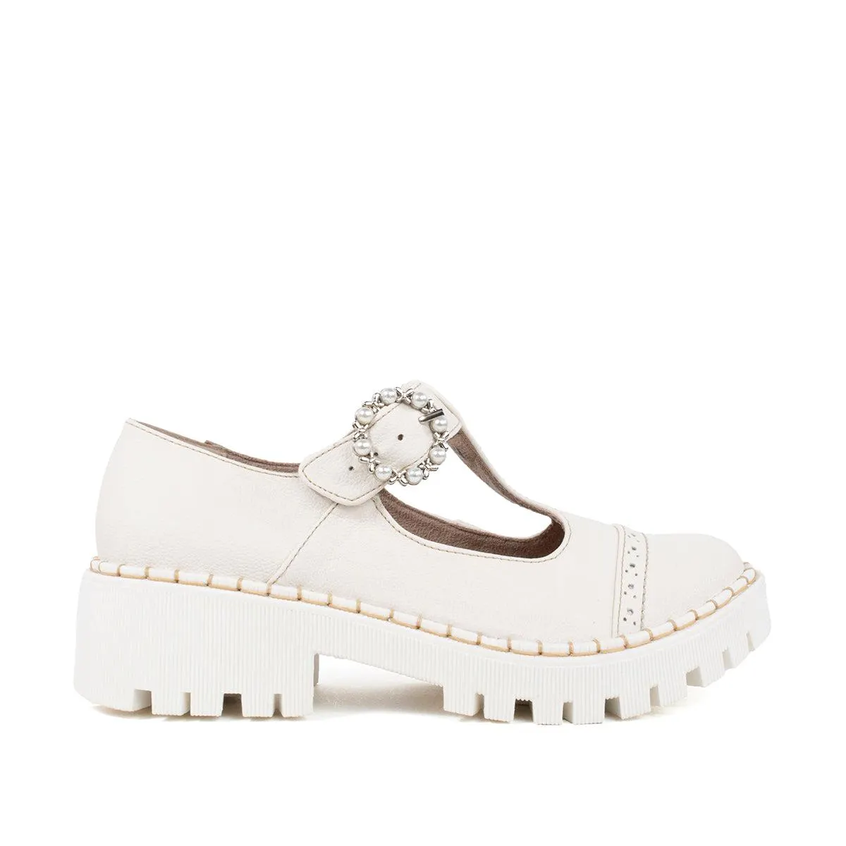 Mocasines color beige tipo mafalda con broche