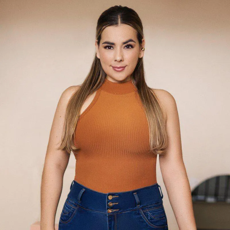 CROP TOP EN TELA RIB LICRADO, CUELLO SUBIDO