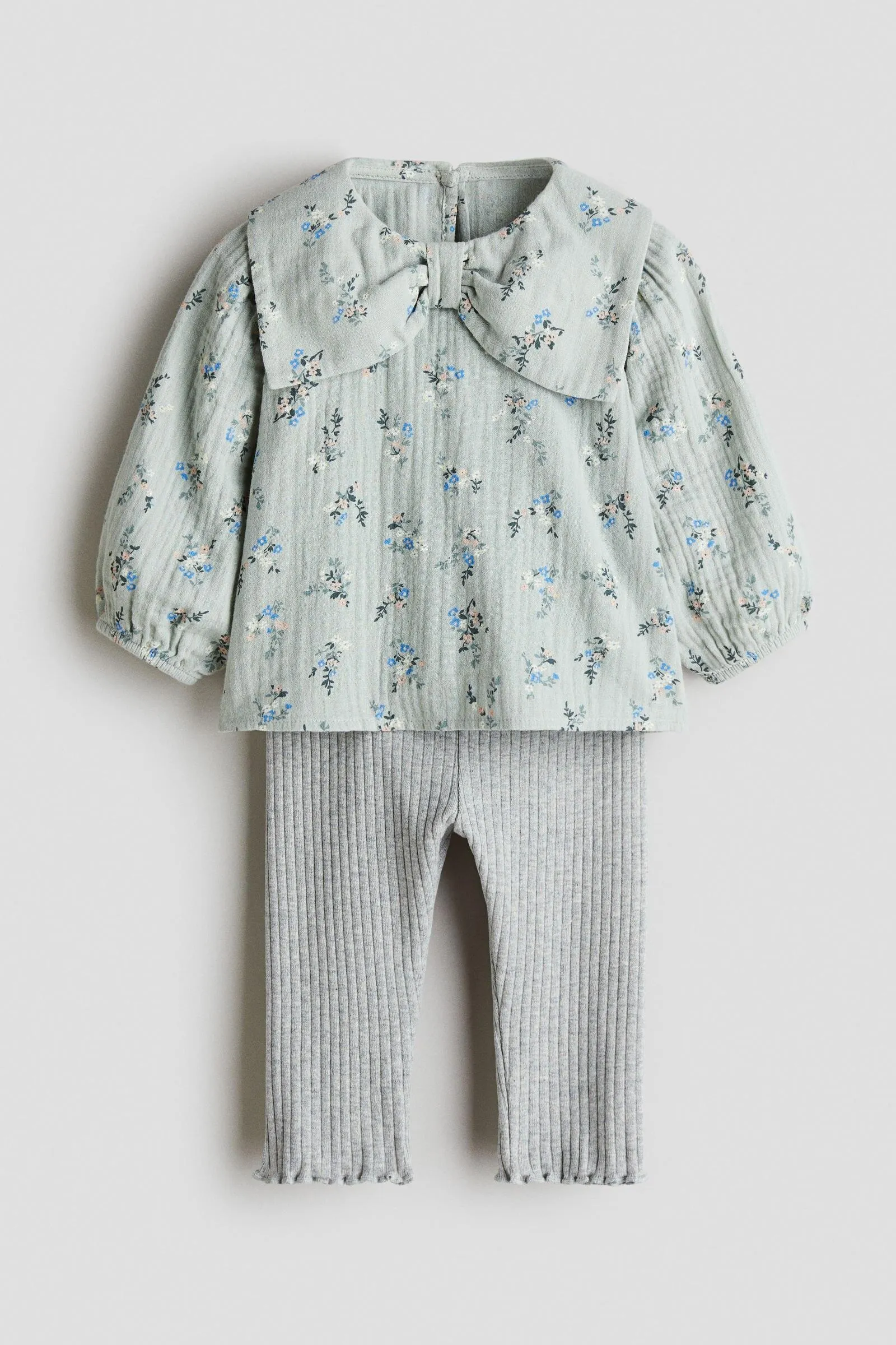 Conjunto de blusa y leggings